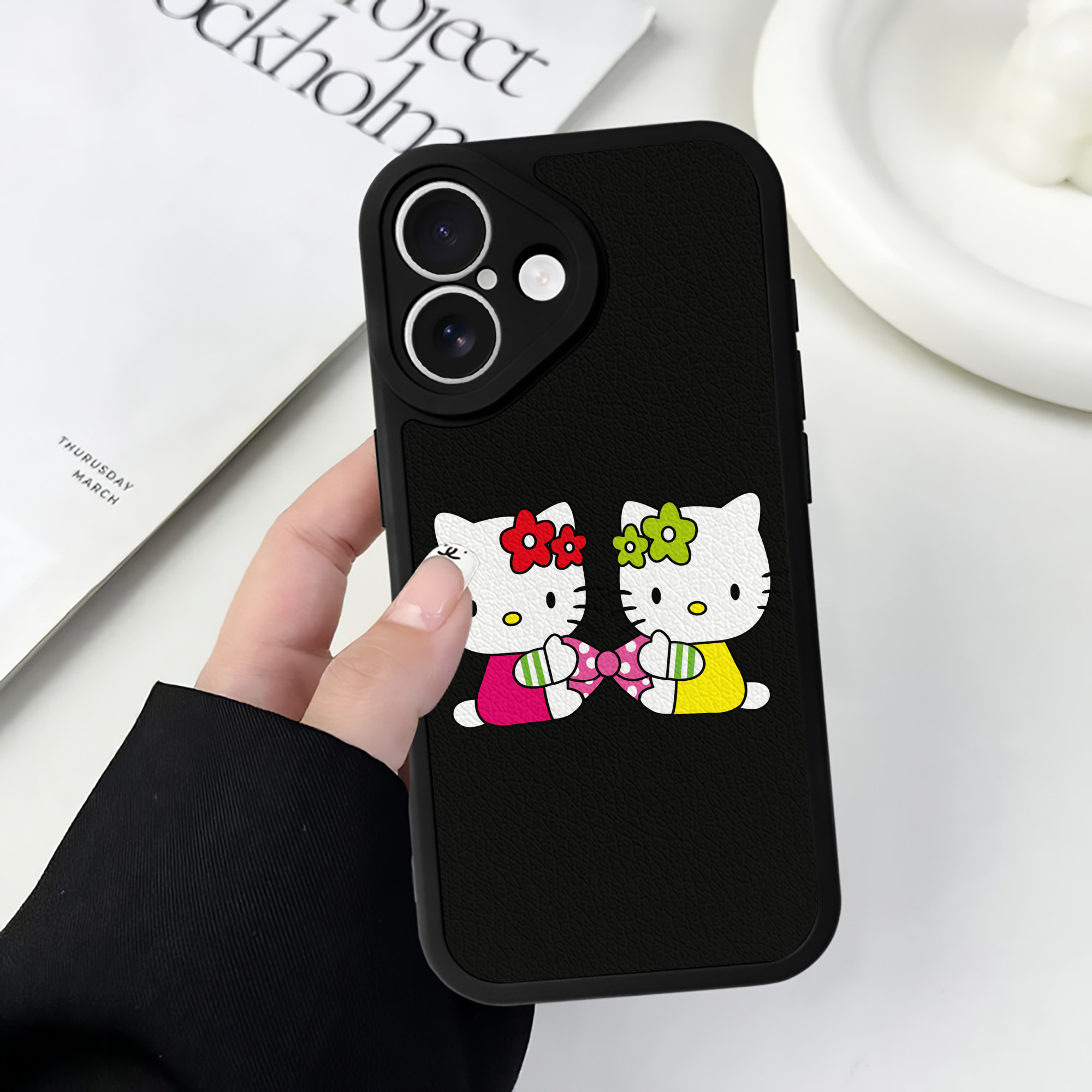（画像用） Hello Kitty ハローキティ 【iPhone 16シリーズ対応】シリコンスマホケース（レザー調） 材質：シリコン